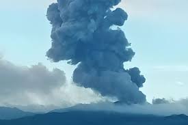 Gunung Dukono Meletus: Semangat Kewaspadaan di Tengah Awan Abu Vulkanik